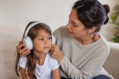 Prévenir les troubles auditifs chez les plus jeunes : conseils essentiels