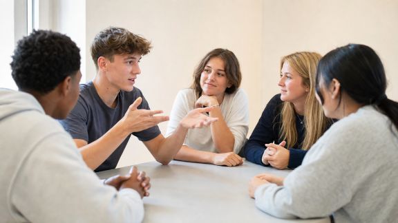 Favoriser l’engagement associatif chez les adolescents : bénéfices et témoignages