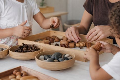 Inspiration Montessori : jeux de tri et de classement pour toute la famille