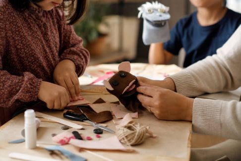 Atelier fabrication de marionnettes et organisation d’un spectacle en famille