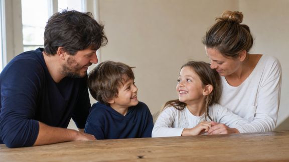 Instaurer un climat de confiance au sein de la famille : méthodes et exemples