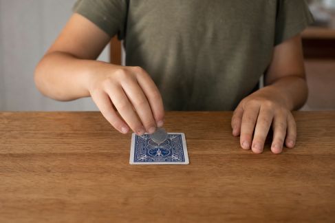 Magie et illusions simples : apprendre des tours pour émerveiller toute la famille