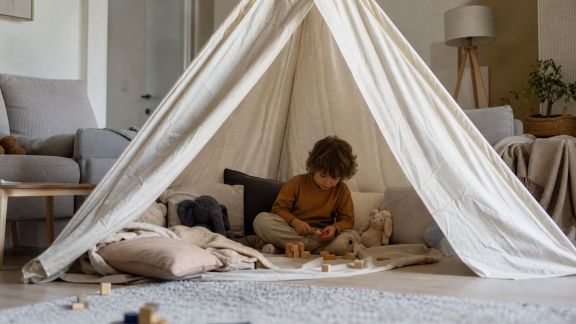 10 activités pour transformer le salon en terrain d’aventures imaginaires