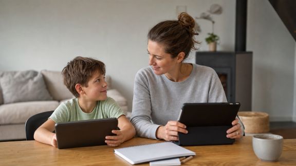 Comprendre l’impact des écrans sur l’apprentissage et adapter les usages en famille