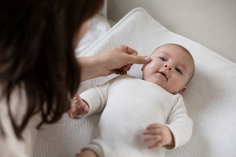 Quels soins pour la peau fragile de bébé au quotidien