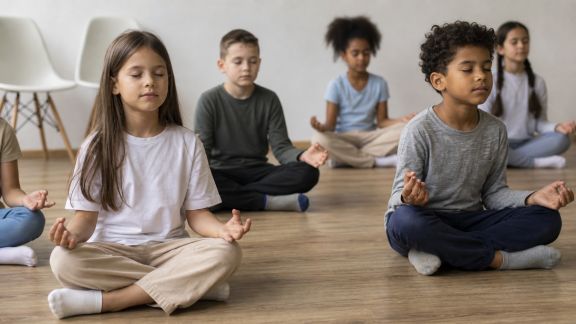 Introduire la pratique de la méditation chez les élèves pour faciliter l’apaisement