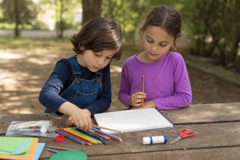 Préparer un carnet de voyage ludique pour enfants : astuces et idées d’activités pendant les sorties