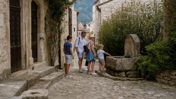 Partir à la découverte des villages médiévaux français en famille : organisation et incontournables