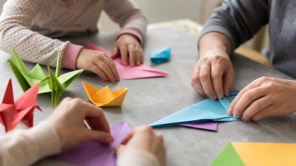 Organiser un atelier d’origami pour petits et grands à la maison