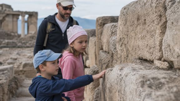 Visiter des sites archéologiques avec des enfants : conseils pour une expérience enrichissante