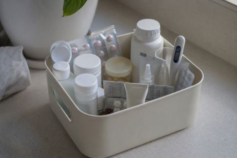 Organisation de la pharmacie familiale : sécuriser et retrouver facilement les médicaments