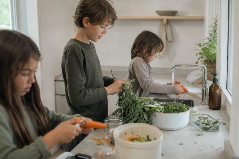 Intégrer les enfants dans la préparation de repas zéro déchet