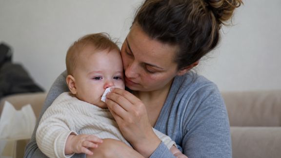 Gérer le premier rhume de bébé : conseils pratiques pour les parents