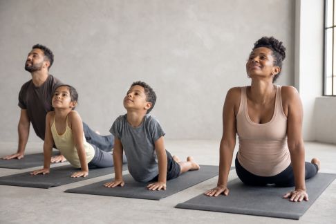 Découvrir le yoga en famille : postures simples et jeux pour petits et grands