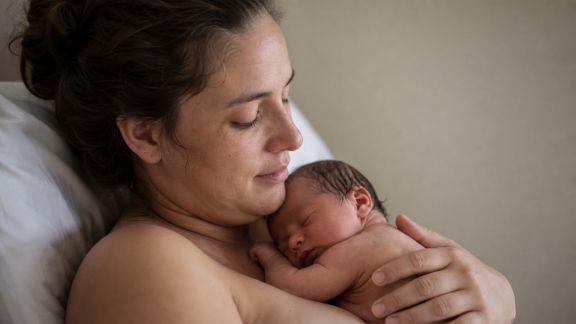 L’importance du peau à peau pour renforcer le lien avec bébé