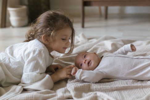 Favoriser le lien fraternel dès les premiers mois de bébé