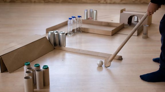 Construire un jeu de mini-golf maison avec du matériel recyclé