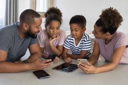 Réduire son budget téléphonie et internet en famille : méthodes efficaces