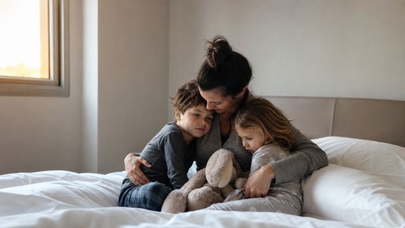 Comment gérer le décalage horaire lors de voyages longs avec des enfants