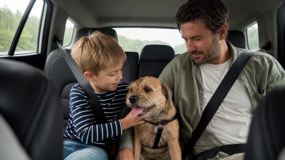 Voyager avec un animal de compagnie et des enfants : conseils pour une escapade réussie